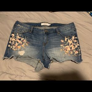 Artists paint Jean shorts torrid